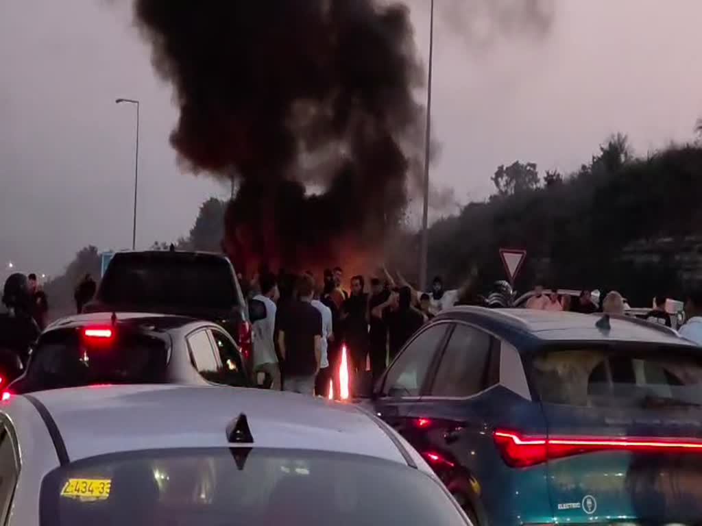 להבות בכביש 6: מפגינים דרוזים פתחו במחאת פתע, עומסים כבדים באזור מחלף אליקים