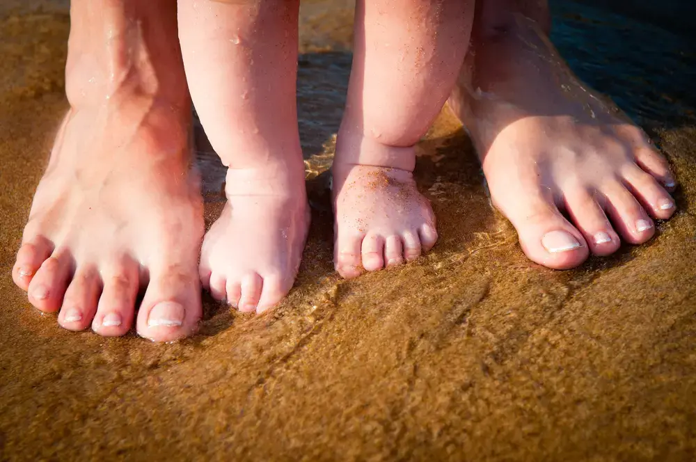 טיפול בכפות רגליים של ילדים
