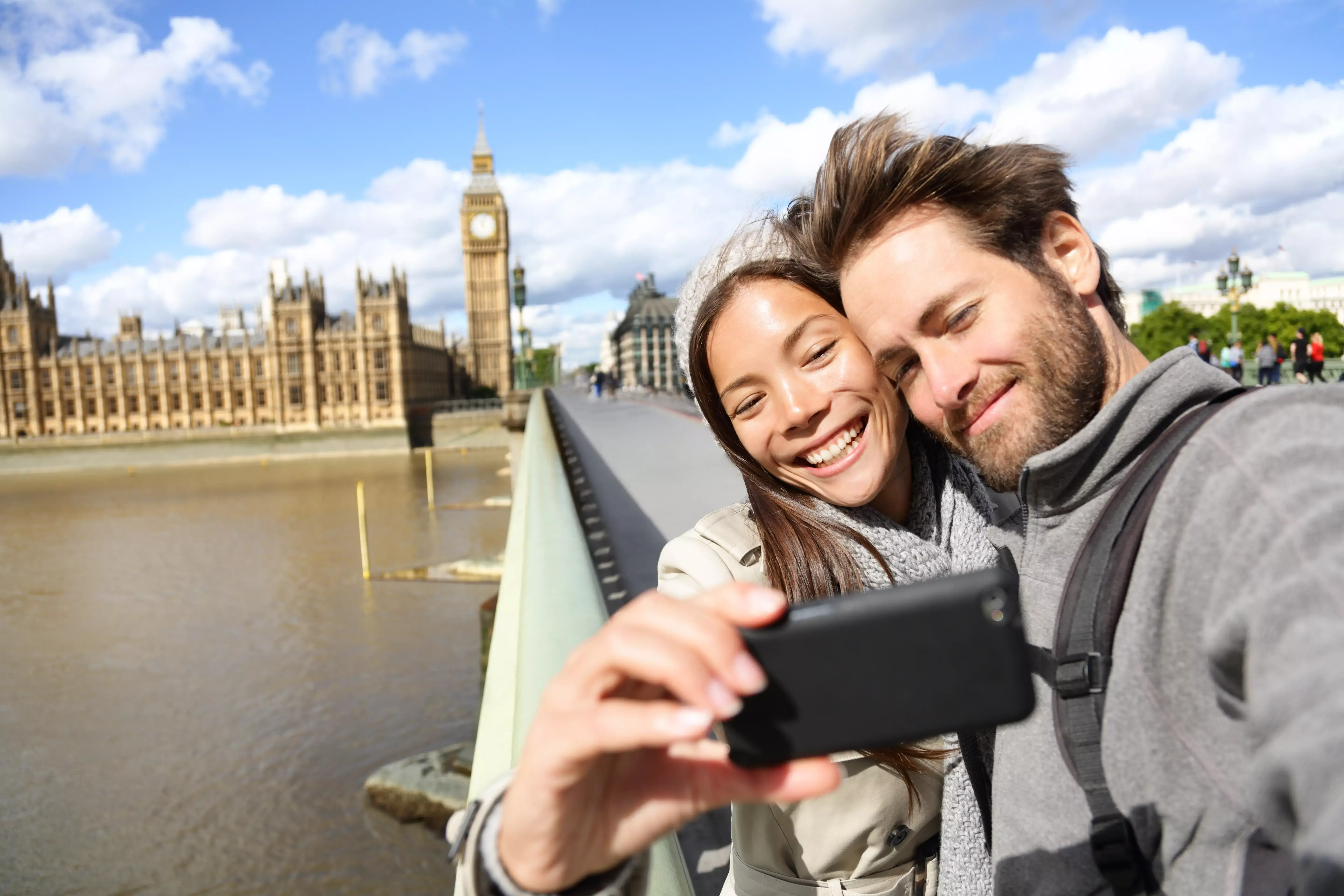 Селфи камера на телефоне. Туристы в Лондоне. Мужчина и женщина путешествие. Селфи на фоне достопримечательностей. Селфи в путешествии.