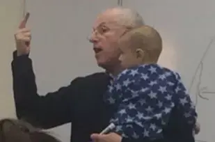 ד"ר סידני אנגלברד מחזיק בתינוק בזמן השיעור