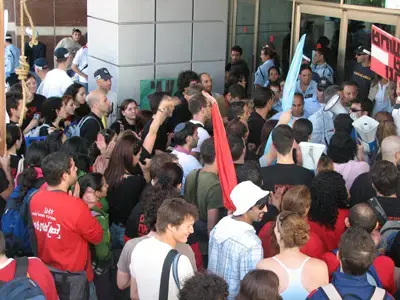 סטודנטים מפגנים כנגד ועדת שוחט