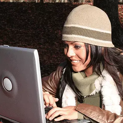 נערה יושבת מול מחשב, בדרך להפוך למפתחת תוכנה