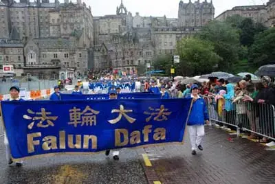 חברי ה"פאלון גונג" בהפגנה באדינברו, סקוטלנד.