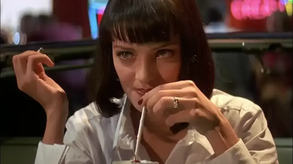 אומה תורמן שותה מילקשייק. ספרות זולה יוטיוב, צילום מסך