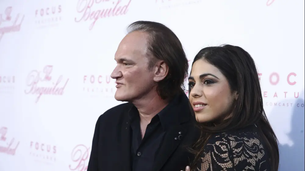 דניאלה פיק (ימין) קוונטין טרנטינו (שמאל) באירוע בלוס אנג'לס, יוני 2017. AP