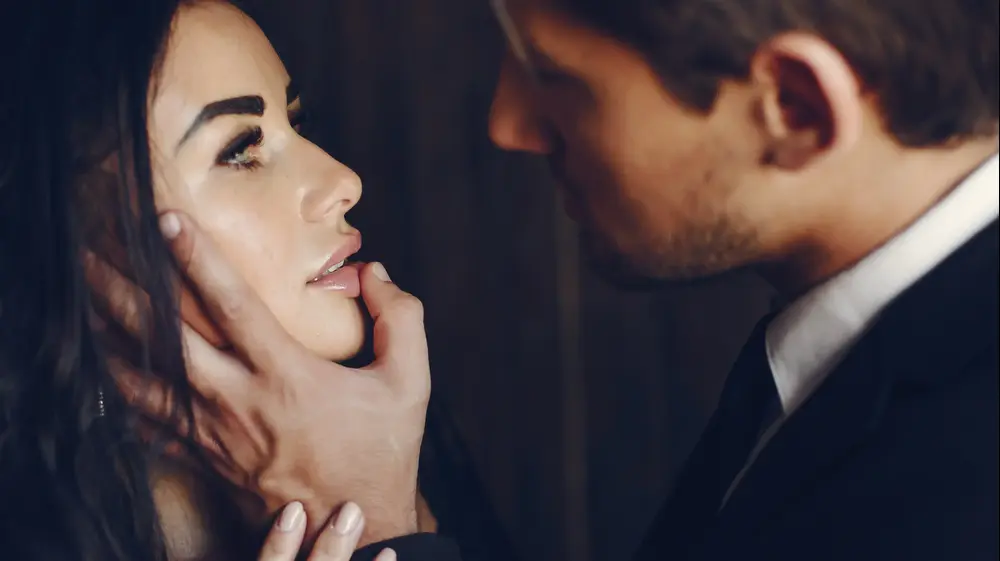 גבר מפתה אישה. ShutterStock גבר מפתה אישה. ShutterStock