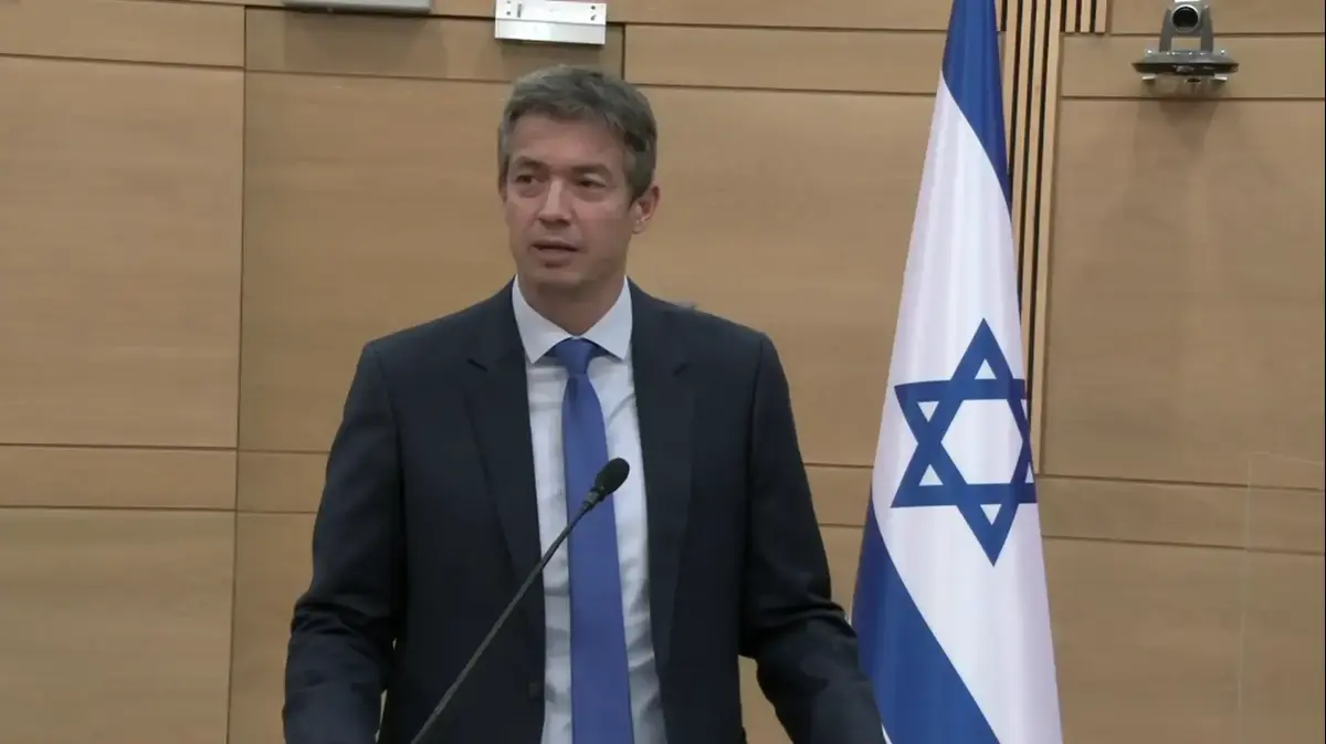 גדעון סער בגד באשתו