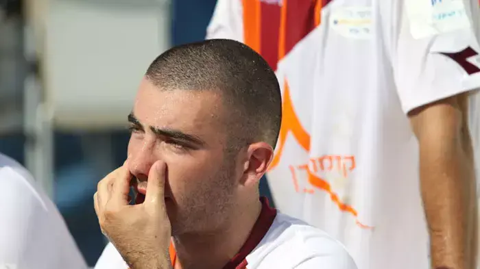 האם עומר אדם שוקל הסבת מקצוע? - וואלה! סלבס