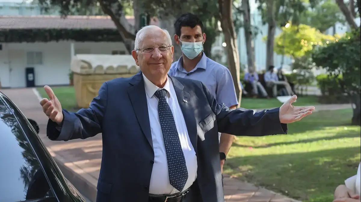 סבא, שחיין ודוקטור: החיים החדשים של האזרח רובי ריבלין - Vimarsana News