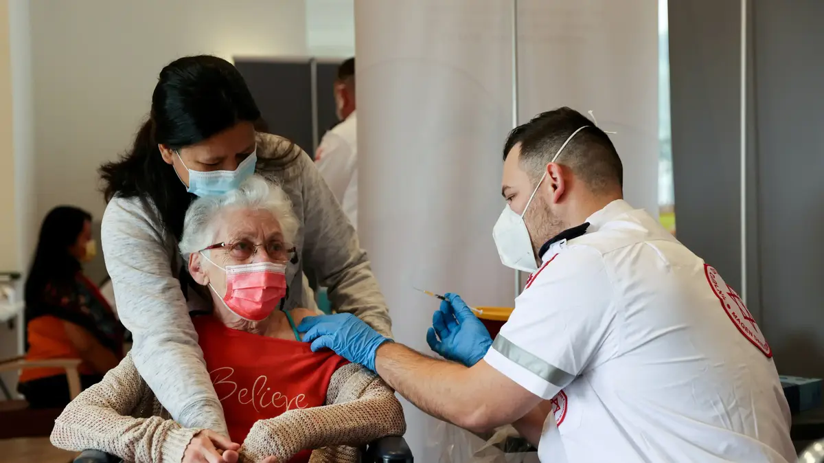 "דוחפים למנה שלישית כי הממשלה לא מטילה הגבלות" - Vimarsana News