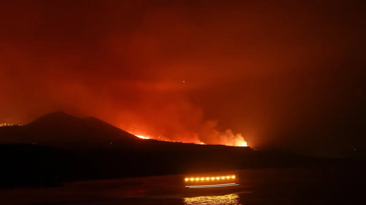 מצב חירום באי לה פלמה הספרדי: הלבה מהר הגעש הגיעה לים - Vimarsana News