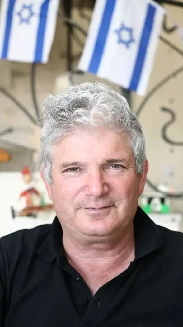 זאב רז, טייס בחיל האוויר, השתתף במבצע אופרה פיצוץ הכור הגרעיני בעירק זאב רז, טייס בחיל האוויר, השתתף במבצע אופרה פיצוץ הכור הגרעיני בעירק