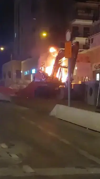 חרדים קיצוניים הציתו כלי הנדסי בעבודות הרכבת הקלה חרדים קיצוניים הציתו כלי הנדסי בעבודות הרכבת הקלה