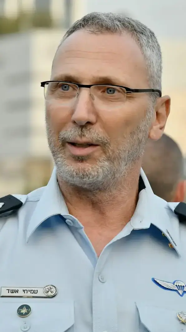 עמי אשד בהפגנה נגד המהפכה המשפטית, בני ברק. 23 במרץ 2023 עמי אשד בהפגנה נגד המהפכה המשפטית, בני ברק. 23 במרץ 2023