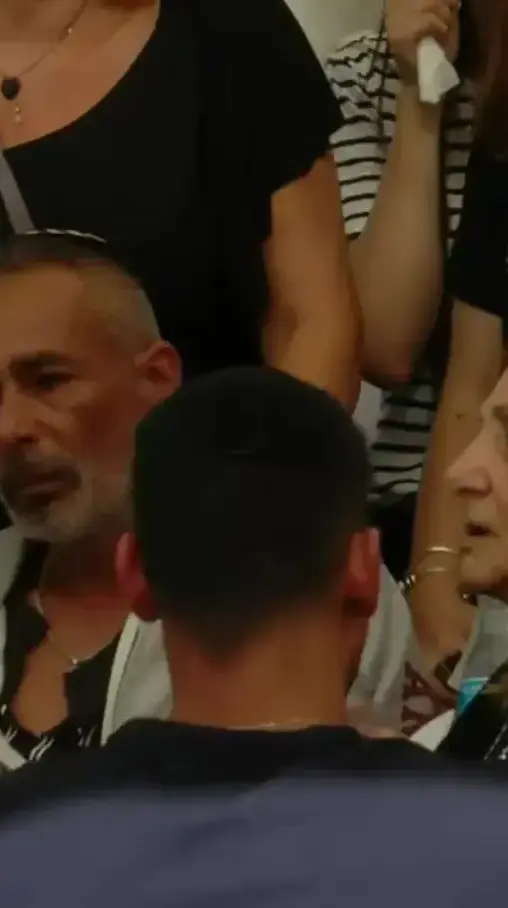 הוריה של ליה בן נון בהלוויתה, בית עלמין צבאי ראשון לציון. 4 ביוני 2023 הוריה של ליה בן נון בהלוויתה, בית עלמין צבאי ראשון לציון. 4 ביוני 2023