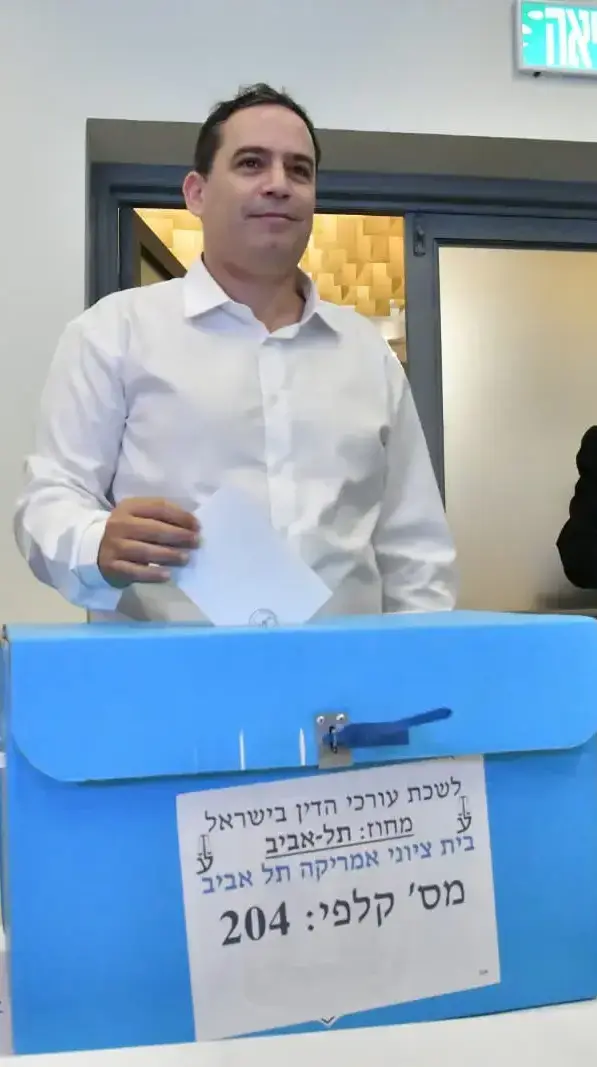 עמית בכר מצביע ביום הבחירות לראשות לשכת עורכי הדין 20 ביוני 2023 עמית בכר מצביע ביום הבחירות לראשות לשכת עורכי הדין 20 ביוני 2023