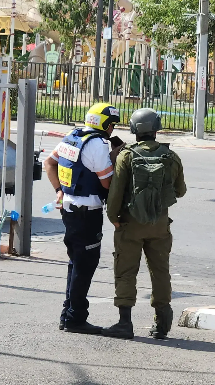 חובש של מד"א במהלך שיחה עם חייל חובש של מד"א במהלך שיחה עם חייל