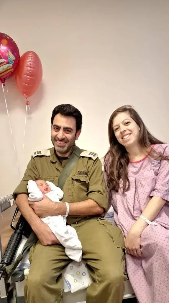 ד"ר אמיר נאה ורעייתו עם בתם במרכז הרפואי הלל יפה ד"ר אמיר נאה ורעייתו עם בתם במרכז הרפואי הלל יפה