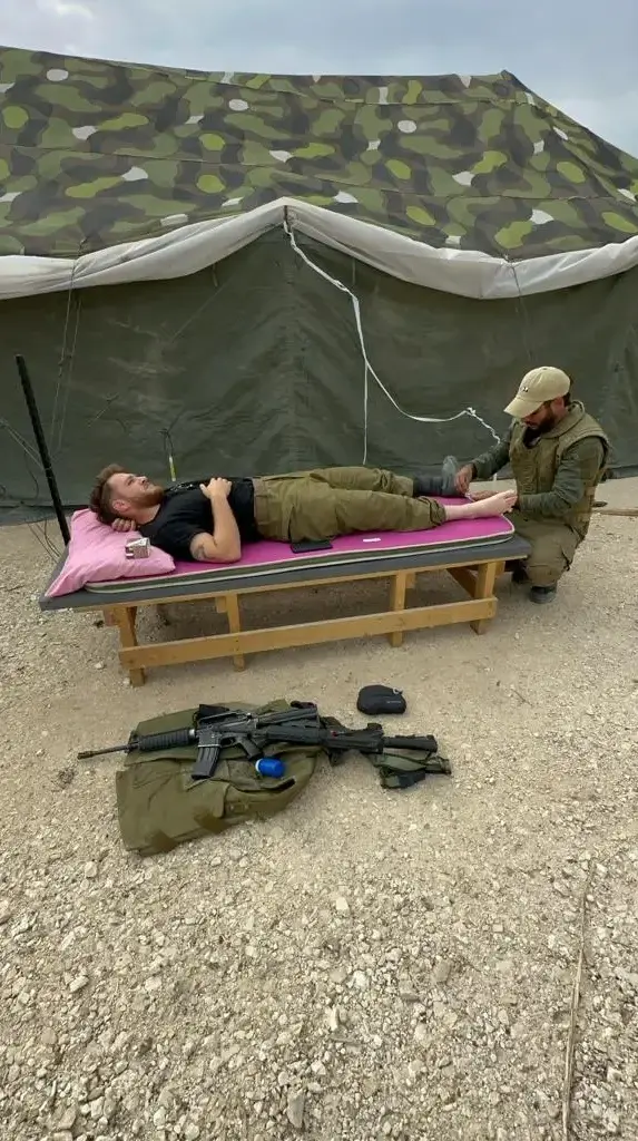 גל אברהם מטפל בחיילים גל אברהם מטפל בחיילים