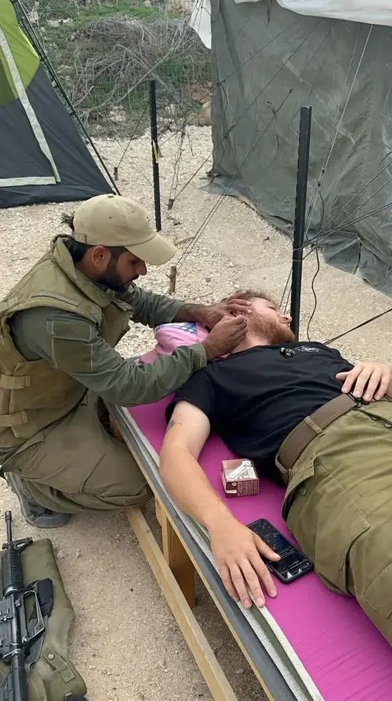 גל אברהם מטפל בחיילים גל אברהם מטפל בחיילים