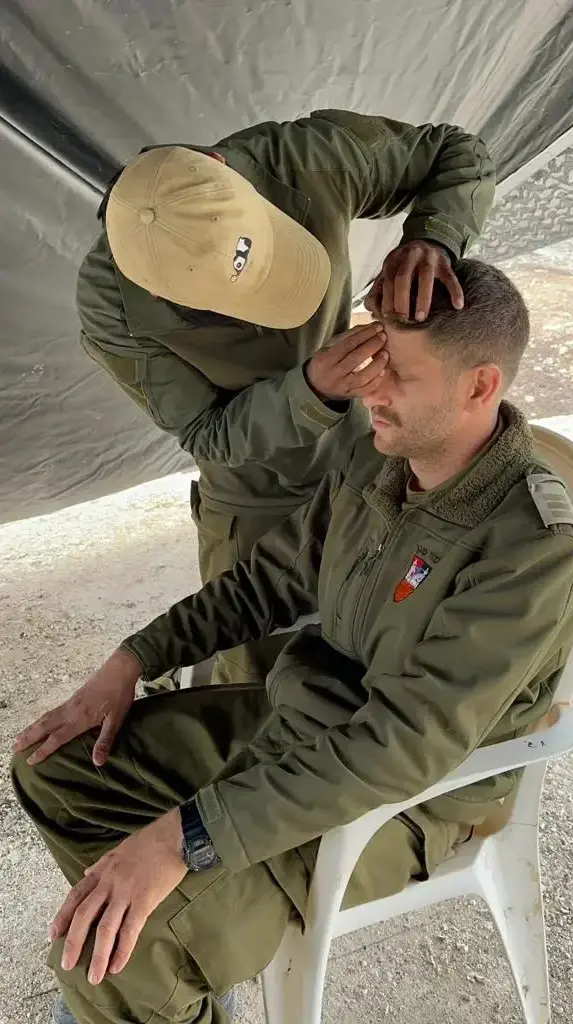 גל אברהם מטפל בחיילים גל אברהם מטפל בחיילים