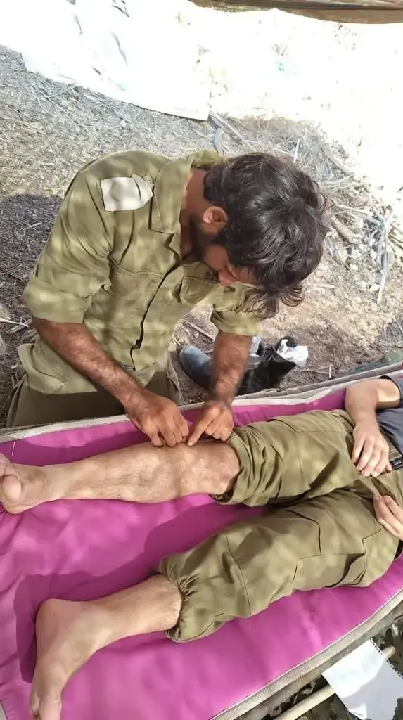 גל אברהם מטפל בחיילים גל אברהם מטפל בחיילים