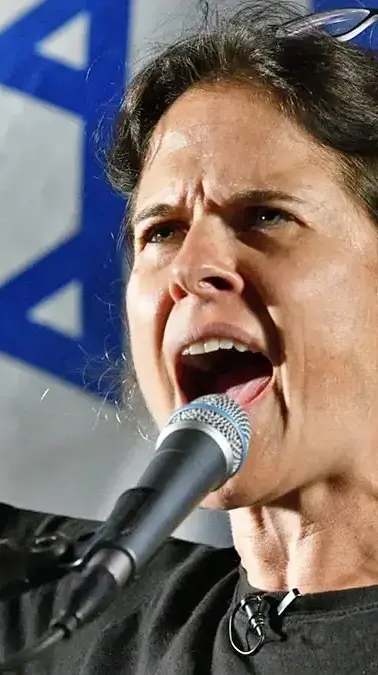 שקמה ברסלר בהפגנה נגד המהפכה המשפטית, קפלן, תל אביב. 26 באוגוסט 2023 שקמה ברסלר בהפגנה נגד המהפכה המשפטית, קפלן, תל אביב. 26 באוגוסט 2023