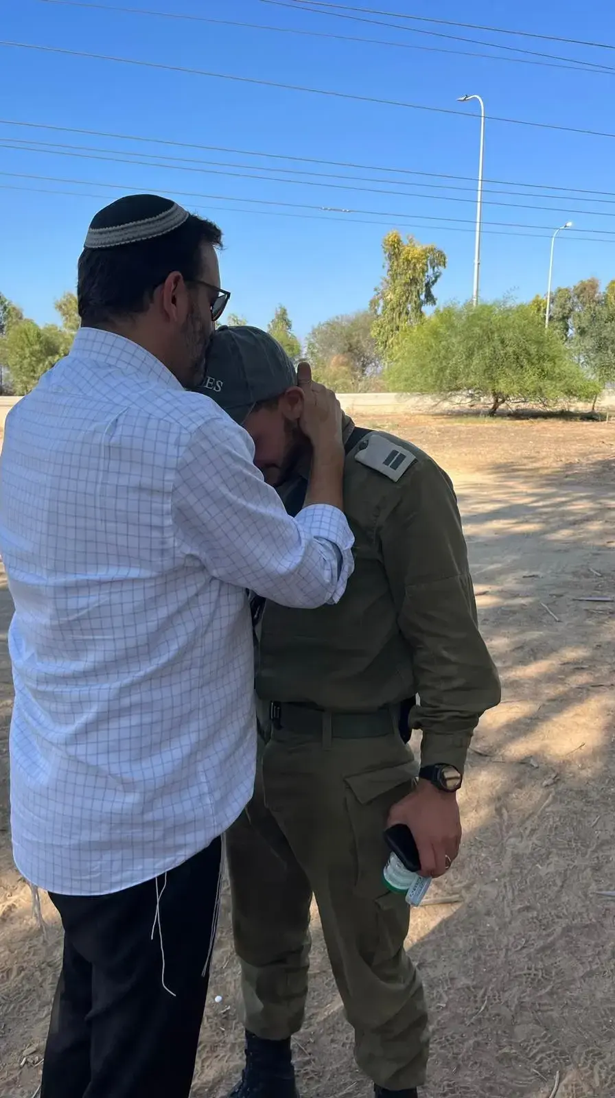 סרן דניאל פרץ עם בני משפחתו סרן דניאל פרץ עם בני משפחתו