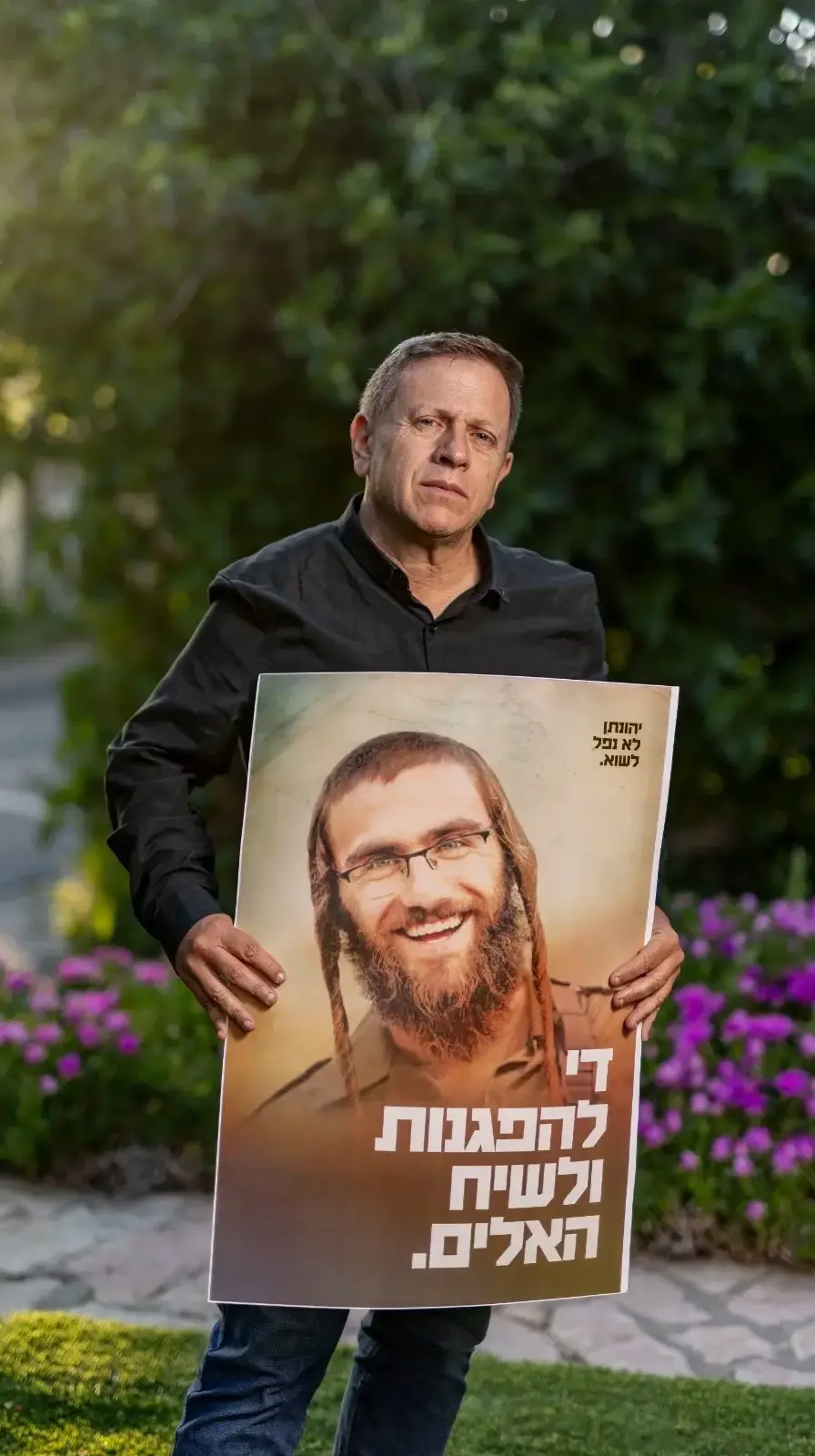 חגי לובר עם תמונת בנו אלישע יהונתן לובר שנפל בעזה. חגי לובר עם תמונת בנו אלישע יהונתן לובר שנפל בעזה.