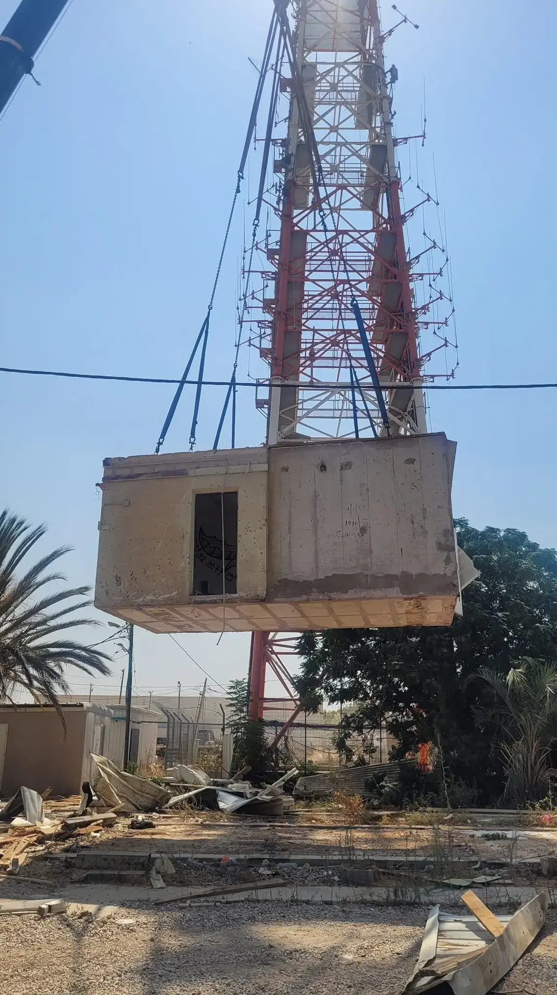 סיגל פרייס, אמה של התצפיתנית נועה פרייס ז"ל, לצד פירוק המבנים במוצב נחל עוז סיגל פרייס, אמה של התצפיתנית נועה פרייס ז"ל, לצד פירוק המבנים במוצב נחל עוז