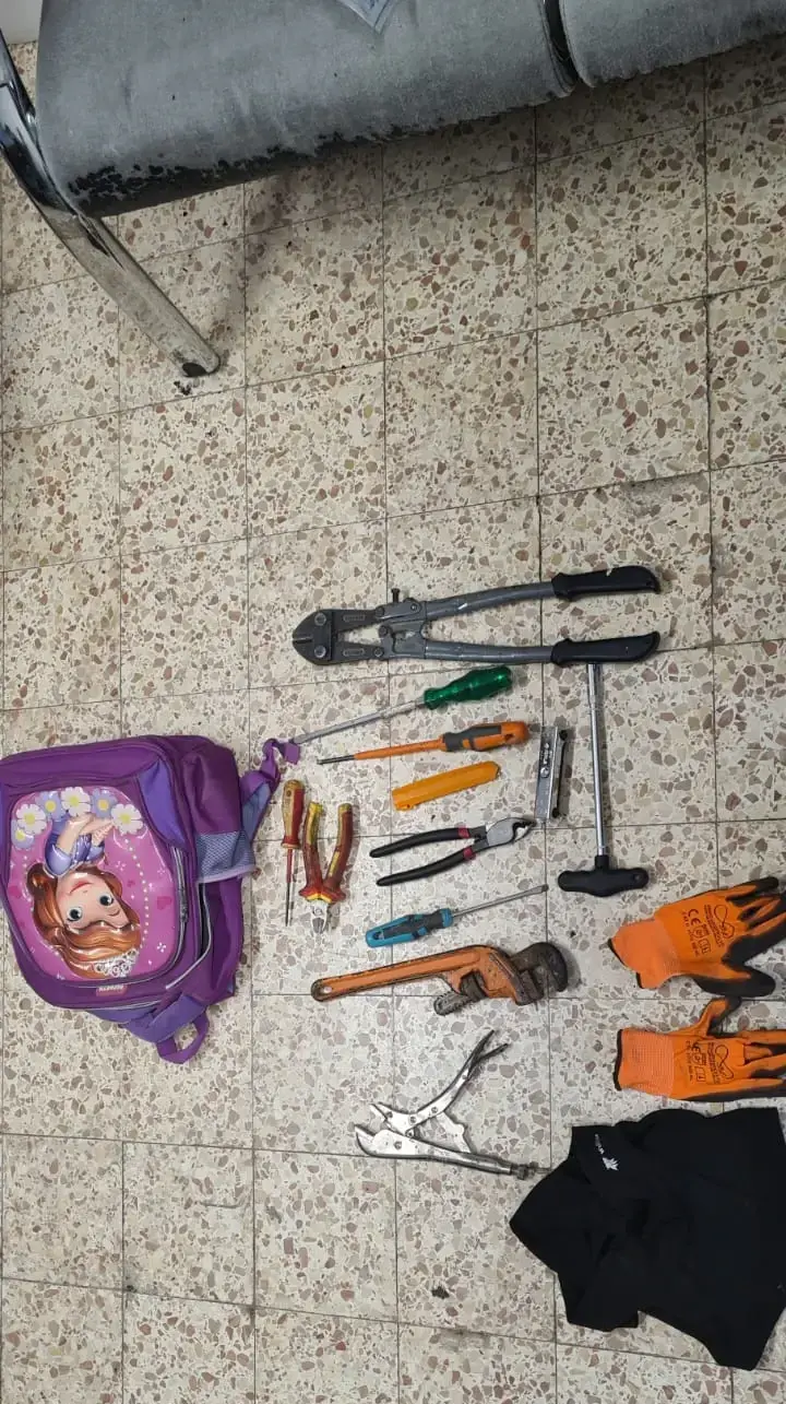 ציוד של פורצים שנתפסו גונבים כבשים בלכיש, דצמבר 2024 ציוד של פורצים שנתפסו גונבים כבשים בלכיש, דצמבר 2024