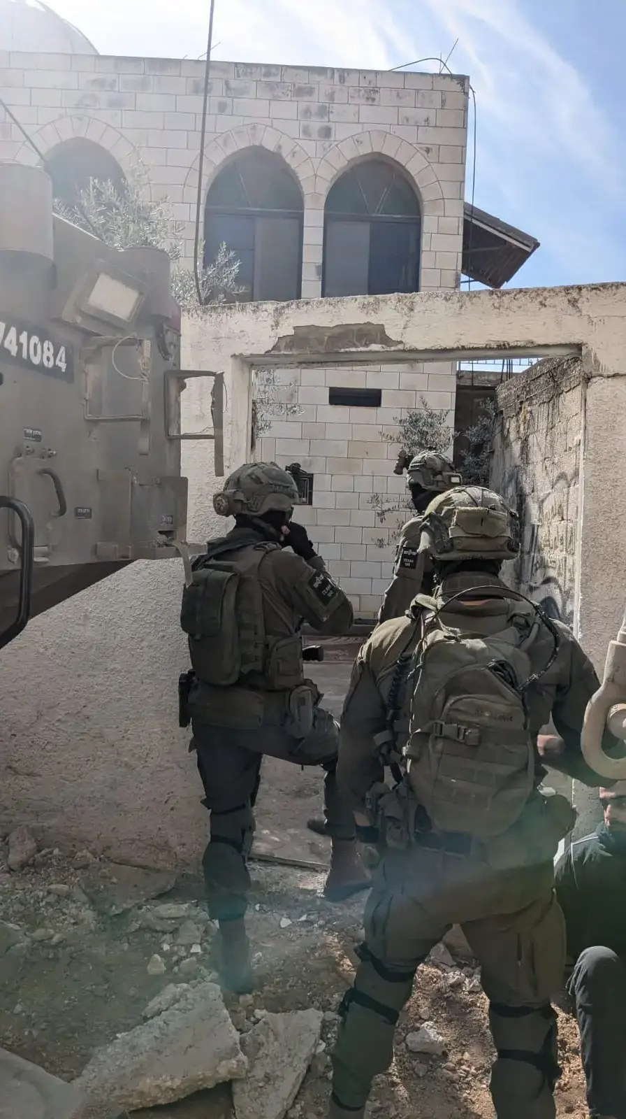 כוחות צה"ל על גבי רכבים צבאיים בפעילות בג׳נין, במבצע "חומת ברזל" כוחות צה"ל על גבי רכבים צבאיים בפעילות בג׳נין, במבצע "חומת ברזל"