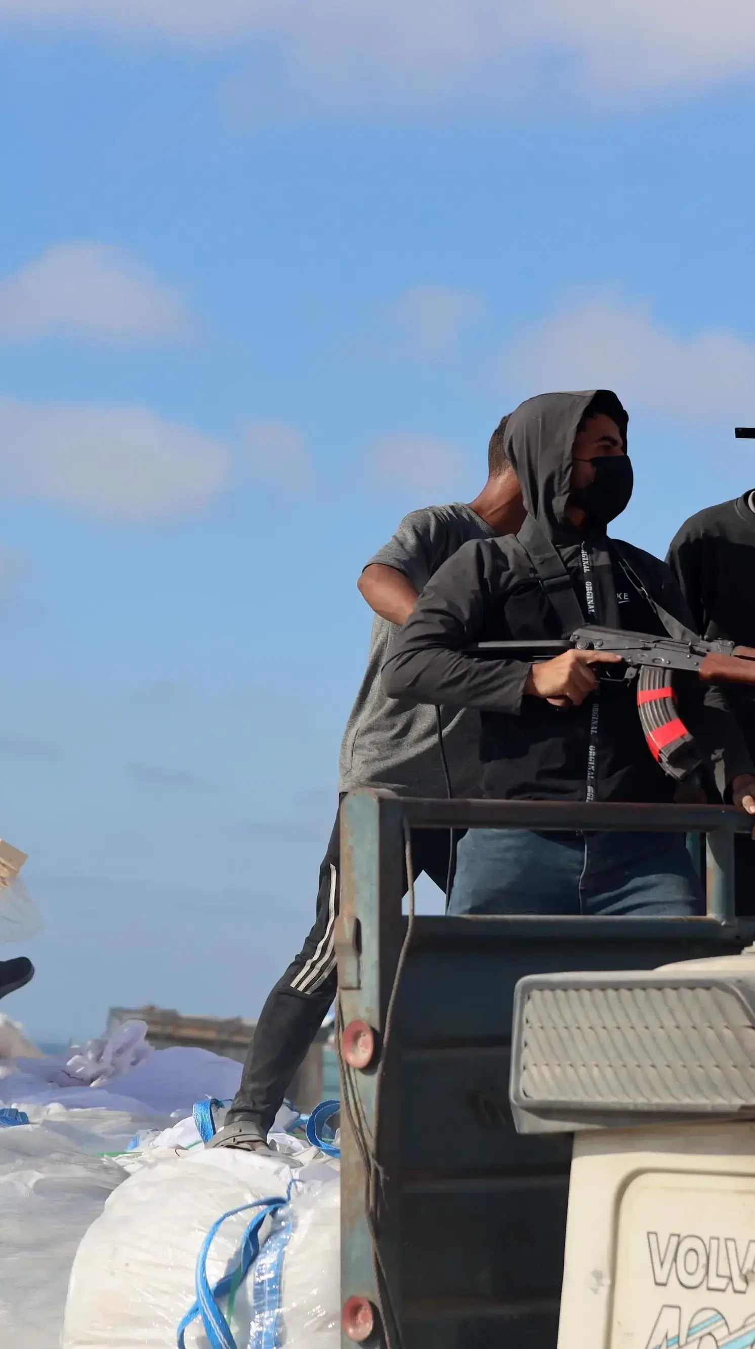 משאיות הנושאות סיוע הומניטרי הוכנסו ממעבר הגבול זיקים אל רחוב אל-ראשיד שבמערב ג'באליה,  המשאיות מאובטחות על ידי מחבלי חמאס הנושאים אלות ונשק חם, 26 ביוני 2026