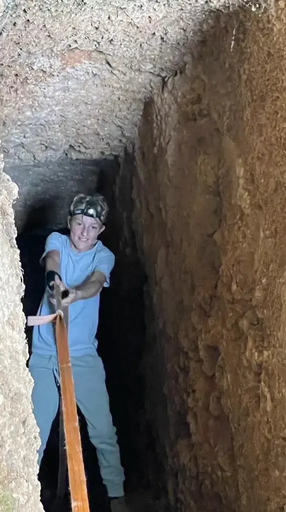 איתמר פרנקו ונועם חן, בזמן הביקור במערה החשודה כנגועה. איתמר פרנקו ונועם חן, בזמן הביקור במערה החשודה כנגועה.
