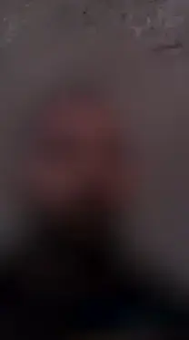 ירה מעל ראשה של האישה בזמן שהכינה קפה ירה מעל ראשה של האישה בזמן שהכינה קפה
