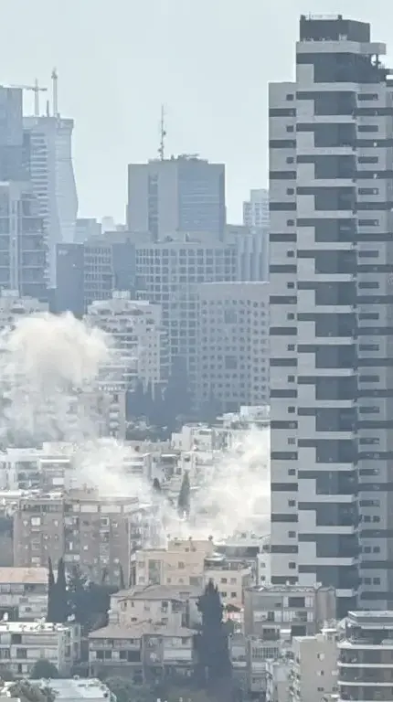 ענן עשן בעקבות נפילת רסיס, רמת גן, 15 במרץ 2026 ענן עשן בעקבות נפילת רסיס, רמת גן, 15 במרץ 2026