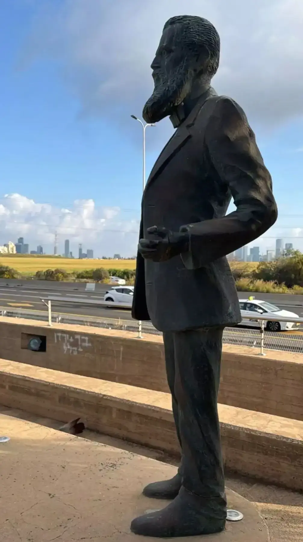 הפסל ללא הכובע