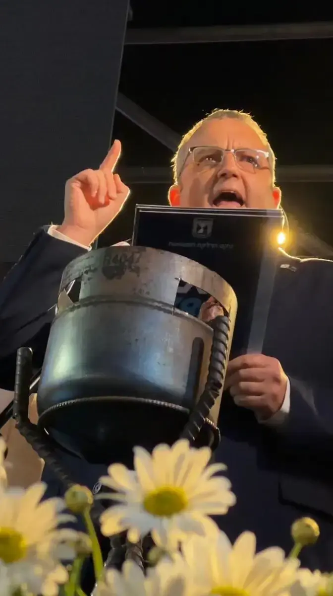 חה״כ הרב גלעד קריב, מדליק את משואת השלום והשוויון בטקס המשואות האלטרנטיבי, רחבת מוזיאון תל אביב, 21 באפריל 2026 חה״כ הרב גלעד קריב, מדליק את משואת השלום והשוויון בטקס המשואות האלטרנטיבי, רחבת מוזיאון תל אביב, 21 באפריל 2026