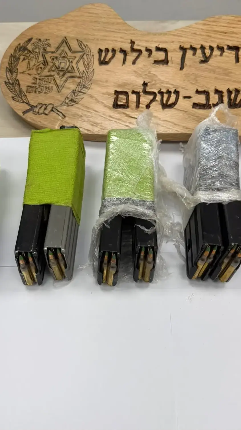 שלושה אקדחים, 12 מחסניות, ברוס החשוד כגנוב מצה"ל, מאות כדורי תחמושת ועשרות קליעי 9 מ"מ שלושה אקדחים, 12 מחסניות, ברוס החשוד כגנוב מצה"ל, מאות כדורי תחמושת ועשרות קליעי 9 מ"מ