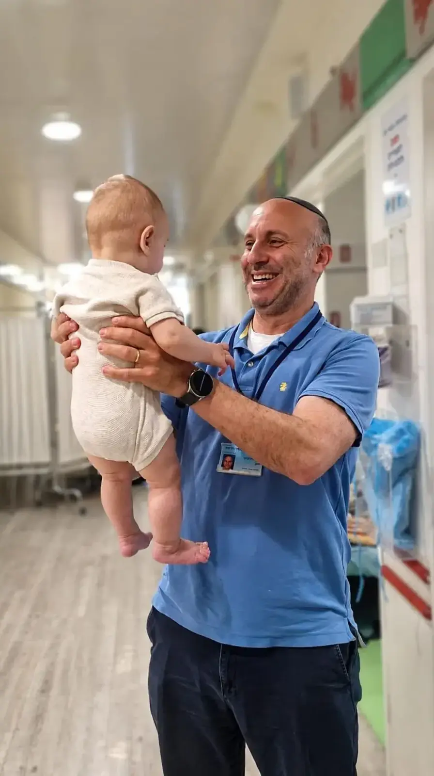 חייו של תינוק ניצלו בניתוח חירום בהדסה, לאחר שבלע את סיכת הבטחון עם הקמע המשפחתי מזהב חייו של תינוק ניצלו בניתוח חירום בהדסה, לאחר שבלע את סיכת הבטחון עם הקמע המשפחתי מזהב