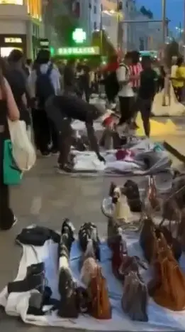 פריטי יוקרה שנבזזו מוצעים למכירה ברחובות פריז