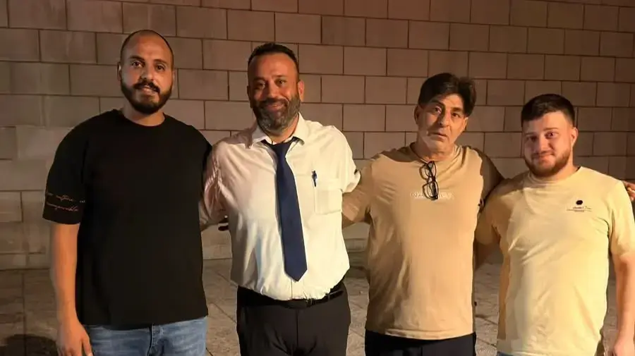 שוחררו. החתן הרופא ד״ר מוסא חסדייה (מימין), אביו בעל האטליז נועמאן חסדייה, עו״ד מוחמד מואסי והדי ג׳יי מוחמד מחאג׳נה - מחוץ לבית המשפט. שוחררו. החתן הרופא ד״ר מוסא חסדייה (מימין), אביו בעל האטליז נועמאן חסדייה, עו״ד מוחמד מואסי והדי ג׳יי מוחמד מחאג׳נה - מחוץ לבית המשפט.