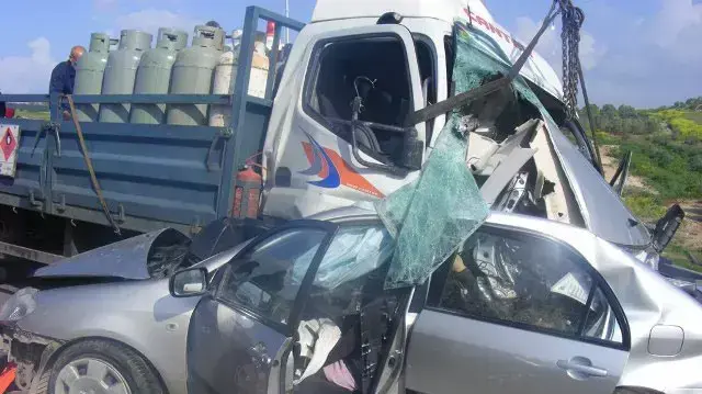 צעירה מעילוט נהרגה לאחר שהתנגשה עם רכבה במשאית, אפריל 2011