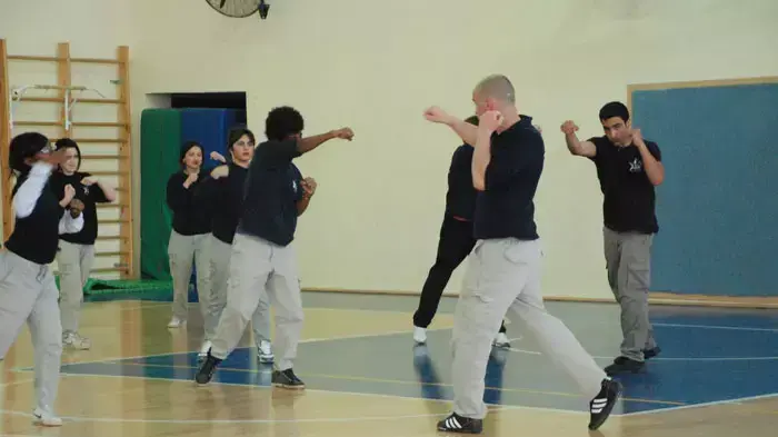 תלמידים בפנימיית ניר העמק בשיתוף המשטרה לומדים להיות שוטרים, אפריל 2011 תלמידים בפנימיית ניר העמק בשיתוף המשטרה לומדים להיות שוטרים, אפריל 2011