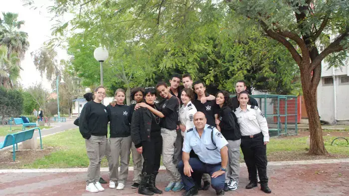 תלמידים בפנימיית ניר העמק בשיתוף המשטרה לומדים להיות שוטרים, אפריל 2011 תלמידים בפנימיית ניר העמק בשיתוף המשטרה לומדים להיות שוטרים, אפריל 2011