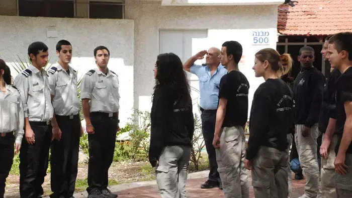 תלמידים בפנימיית ניר העמק בשיתוף המשטרה לומדים להיות שוטרים, אפריל 2011 תלמידים בפנימיית ניר העמק בשיתוף המשטרה לומדים להיות שוטרים, אפריל 2011