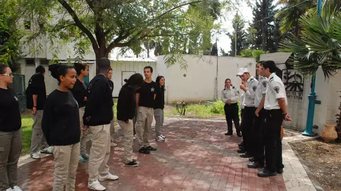 תלמידים בפנימיית ניר העמק בשיתוף המשטרה לומדים להיות שוטרים, אפריל 2011