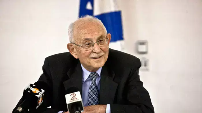 אליעזר גולדברג, נציב התלונות על השופטים בהגשת הדו"ח לשנת 2010, אפריל 2011 אליעזר גולדברג, נציב התלונות על השופטים בהגשת הדו"ח לשנת 2010, אפריל 2011