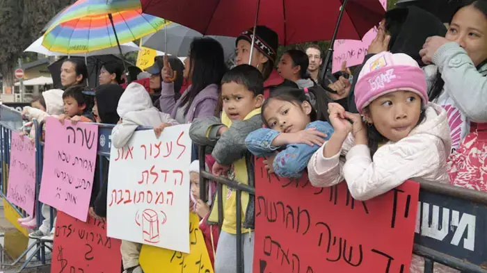 משמרת מחאה מול בית ראש הממשלה במחאה על גירוש ילדי עובדים זרים, אפריל 2011 משמרת מחאה מול בית ראש הממשלה במחאה על גירוש ילדי עובדים זרים, אפריל 2011