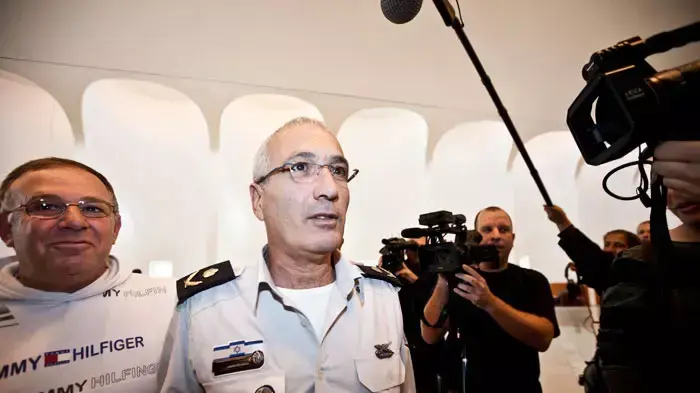 גונדר אלי גביזון מגיש עתירה לבג"ץ, נגד ביטול המינוי שלו כנציב השב"ס, אפריל 2011 גונדר אלי גביזון מגיש עתירה לבג"ץ, נגד ביטול המינוי שלו כנציב השב"ס, אפריל 2011